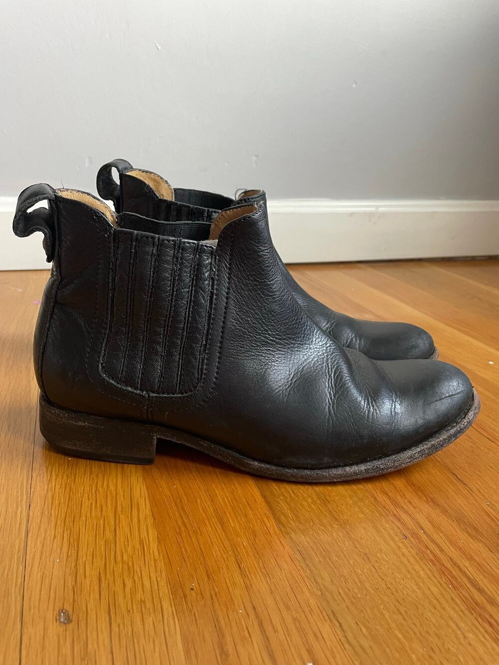 Frye Pippa Chelsea Boots Black Leather Slip On Size 8 Minimalist Durable Classic